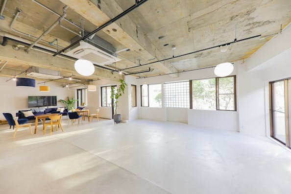 【表参道駅徒歩5分】招待制の展示会や撮影等に最適な自然光と緑が調和する落ち着きのあるレンタルスペース