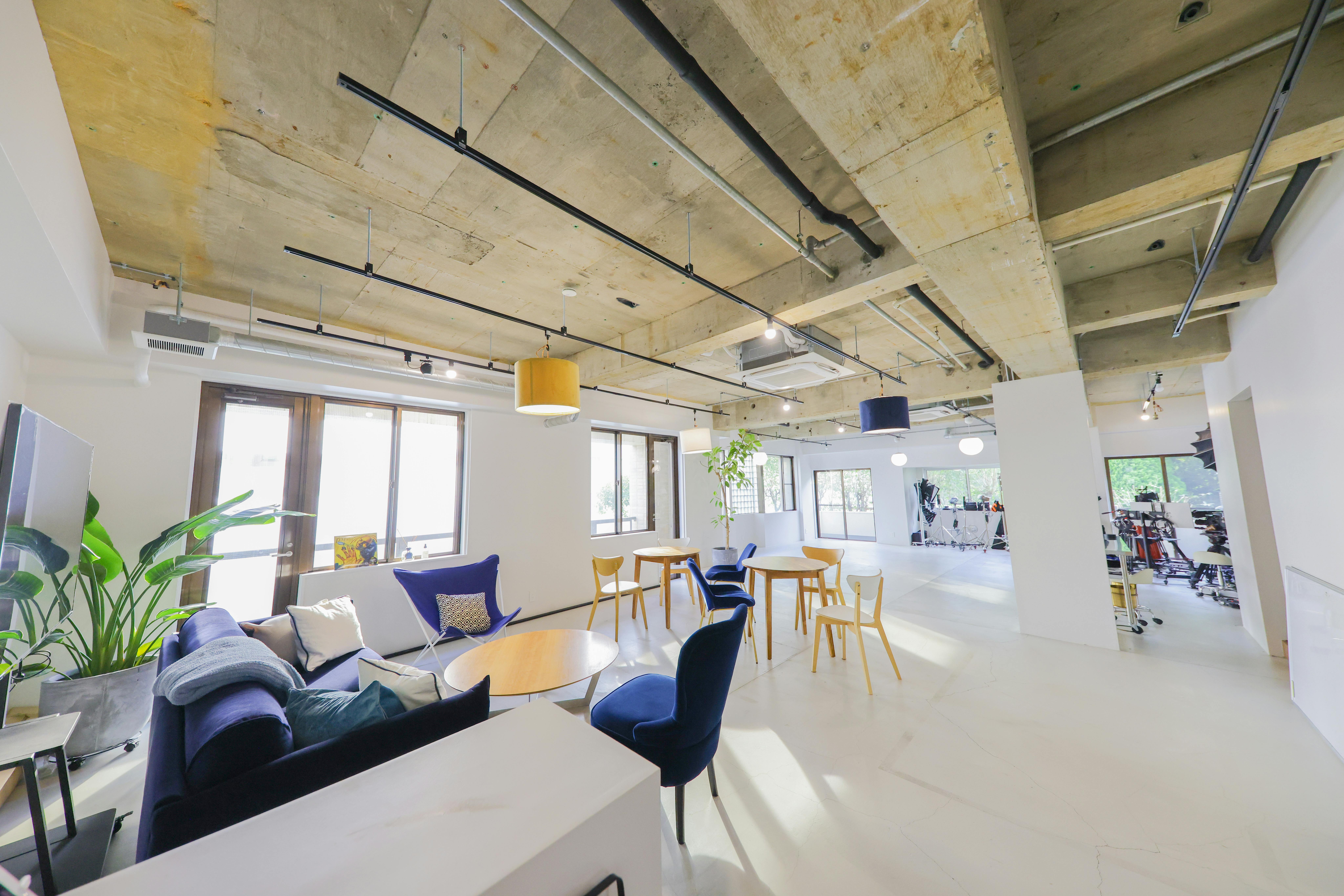 【表参道駅徒歩5分】招待制の展示会や撮影等に最適な自然光と緑が調和する落ち着きのあるレンタルスペース