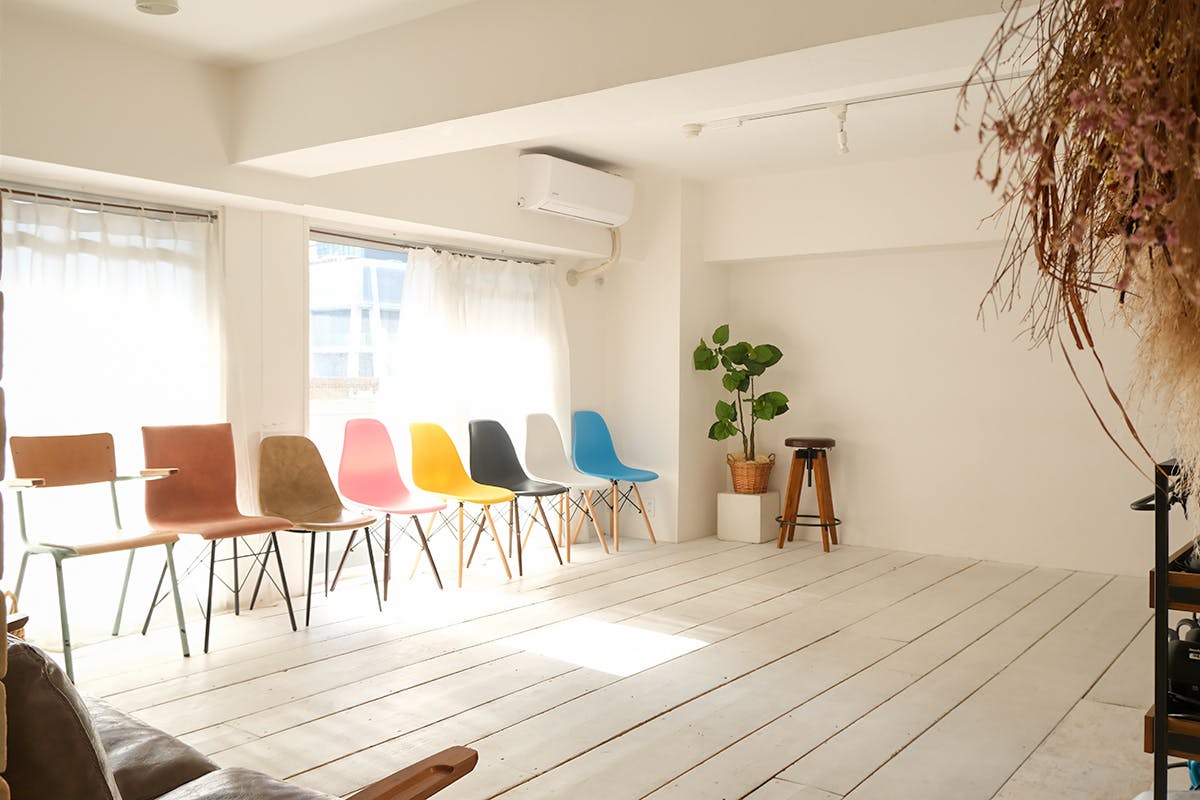 【大阪梅田駅6分】清潔感溢れる白い内装が美しい自然光たっぷりの明るいスタジオ