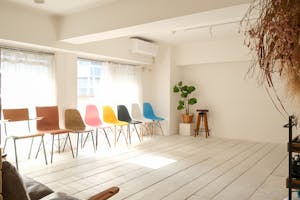 【大阪梅田駅6分】清潔感溢れる白い内装が美しい自然光たっぷりの明るいスタジオ