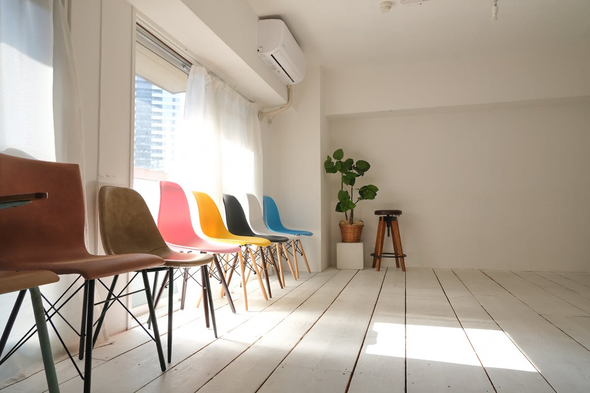 【大阪梅田駅6分】清潔感溢れる白い内装が美しい自然光たっぷりの明るいスタジオ