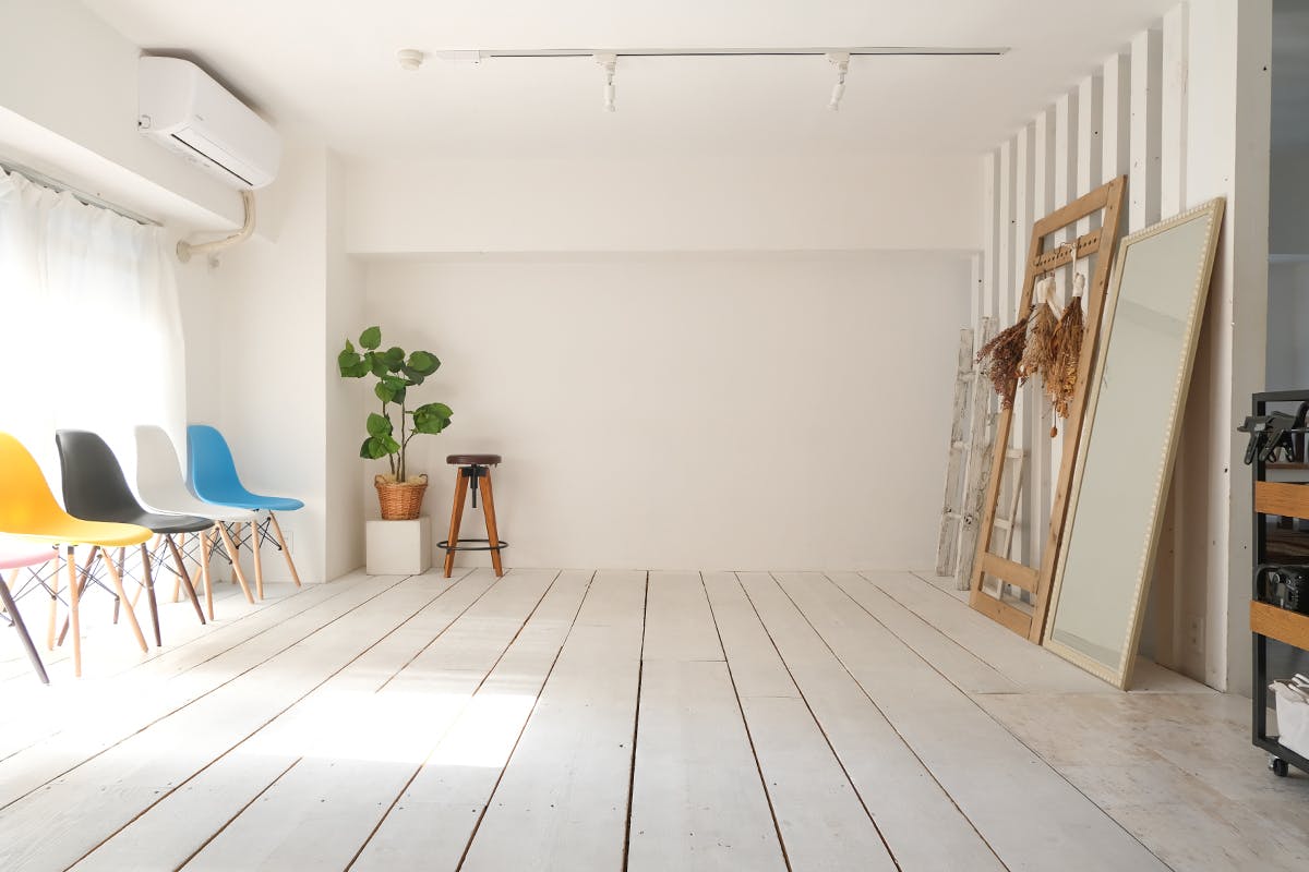 【大阪梅田駅6分】清潔感溢れる白い内装が美しい自然光たっぷりの明るいスタジオ