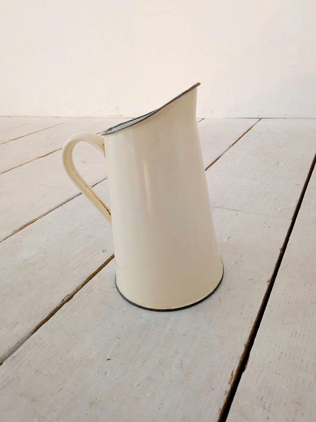 【大阪梅田駅6分】清潔感溢れる白い内装が美しい自然光たっぷりの明るいスタジオ