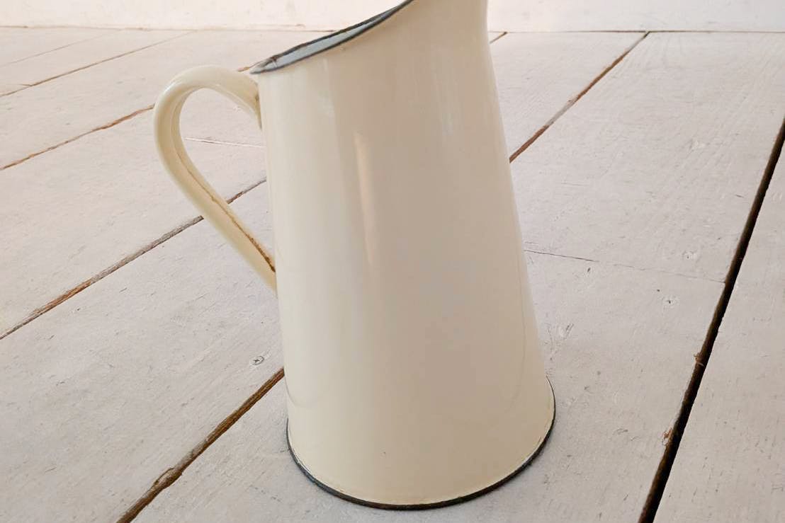 【大阪梅田駅6分】清潔感溢れる白い内装が美しい自然光たっぷりの明るいスタジオ