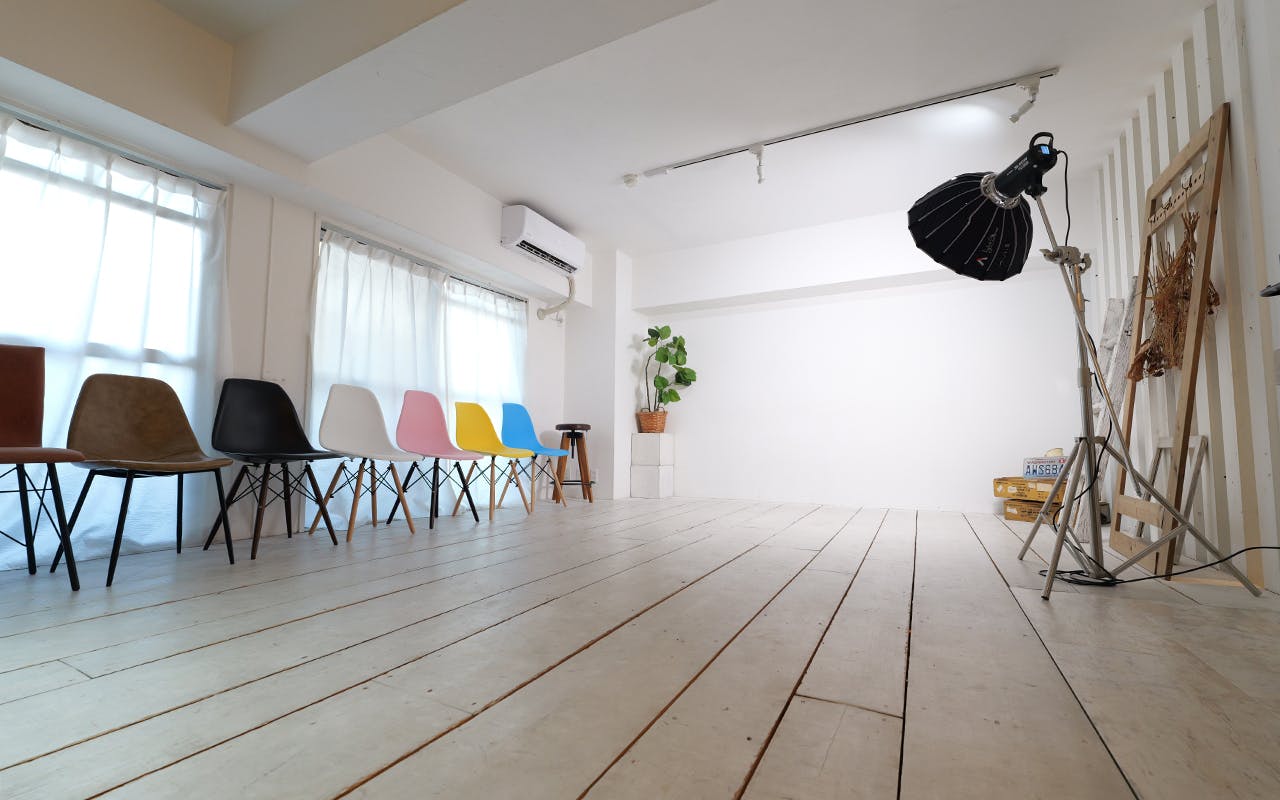 【大阪梅田駅6分】清潔感溢れる白い内装が美しい自然光たっぷりの明るいスタジオの画像