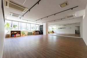 【阪神西宮駅3分】ヨガ等のスクール運営やワークショップ、展示会等に最適な大きな窓から光が差し込む開放的な空間が特徴なレンタルスペース