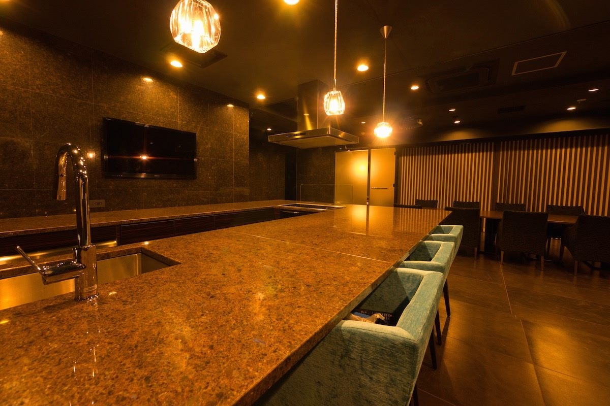 飲食準備エリア。ケータリングなどの準備や配膳にご利用ください。