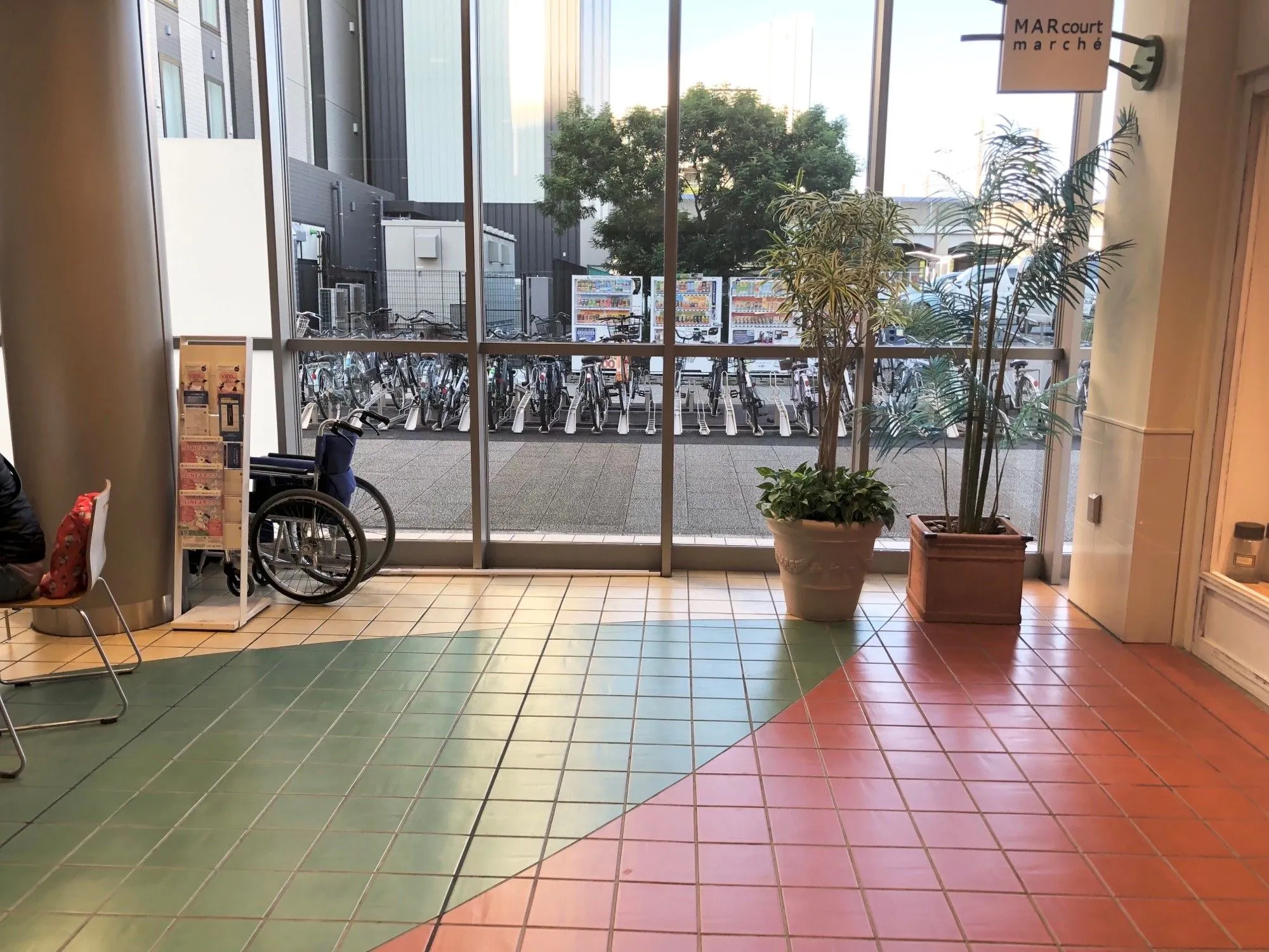 【三井アウトレットパーク 幕張】C-SITE 1階 総合案内所横