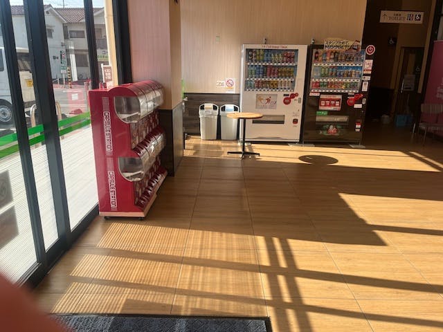 【フレスタ福山三吉店】プロモーションに最適な風除室スペースの画像