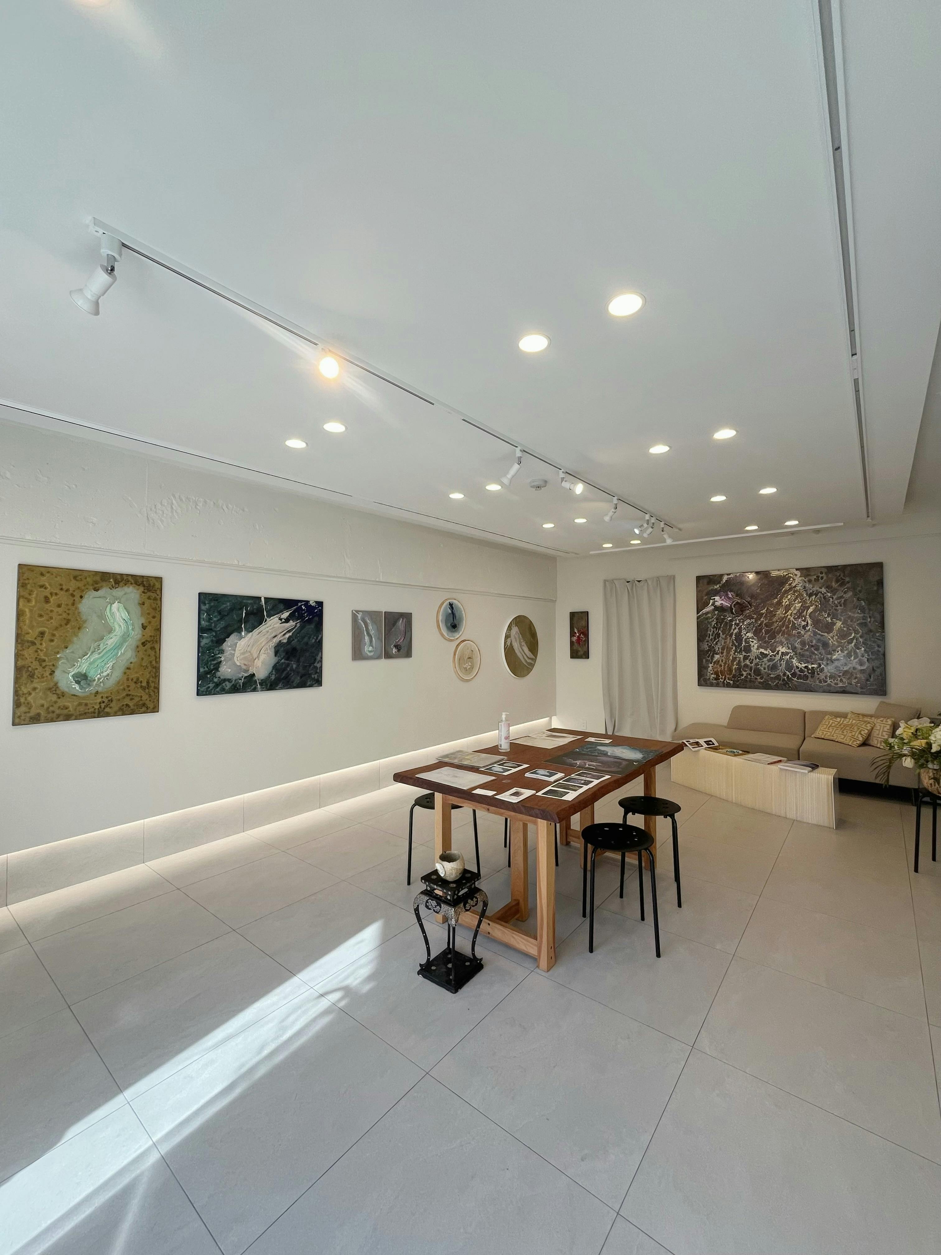 【芦屋駅6分】展示会やポップアップストアに最適！高級住宅街に佇む白を基調とした上質な路面角地のギャラリースペースの画像