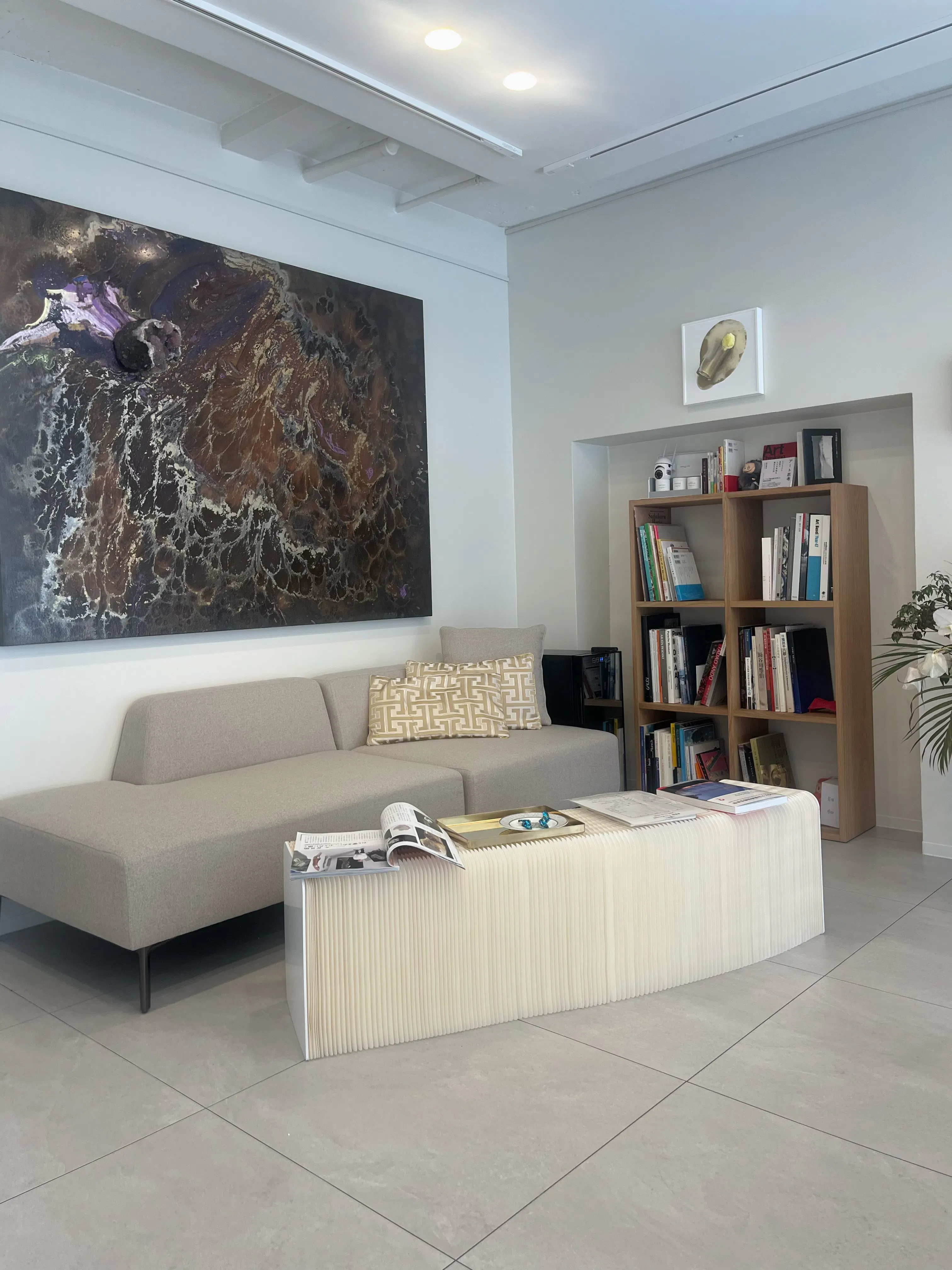 【芦屋駅6分】展示会やポップアップストアに最適！高級住宅街に佇む白を基調とした上質な路面角地のギャラリースペース