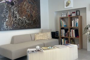 【芦屋駅6分】展示会やポップアップストアに最適!高級住宅街に佇む白を基調とした上質な路面角地のギャラリースペース