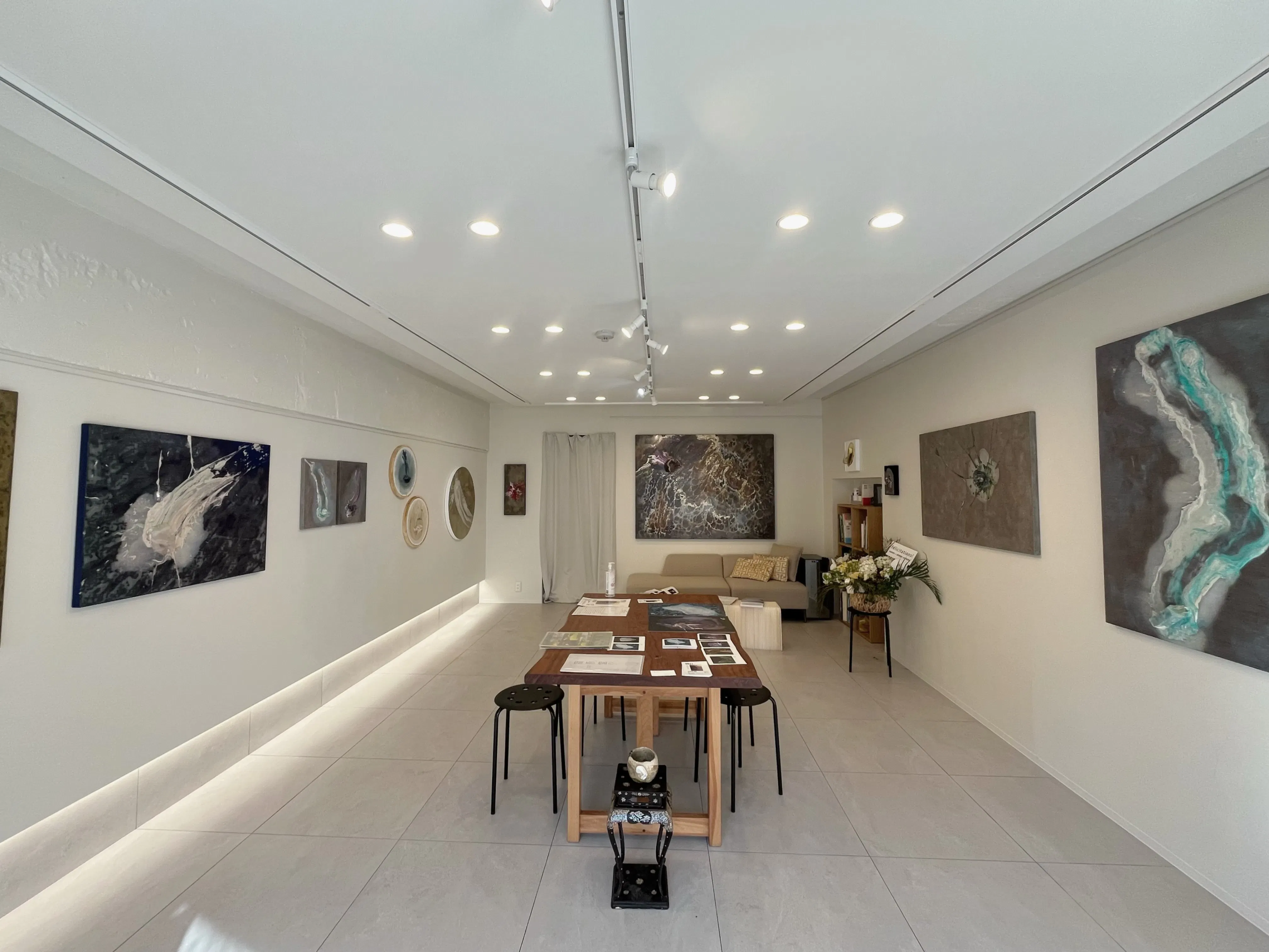 【芦屋駅6分】展示会やポップアップストアに最適！高級住宅街に佇む白を基調とした上質な路面角地のギャラリースペース