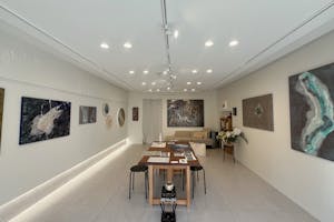 【芦屋駅6分】展示会やポップアップストアに最適!高級住宅街に佇む白を基調とした上質な路面角地のギャラリースペース