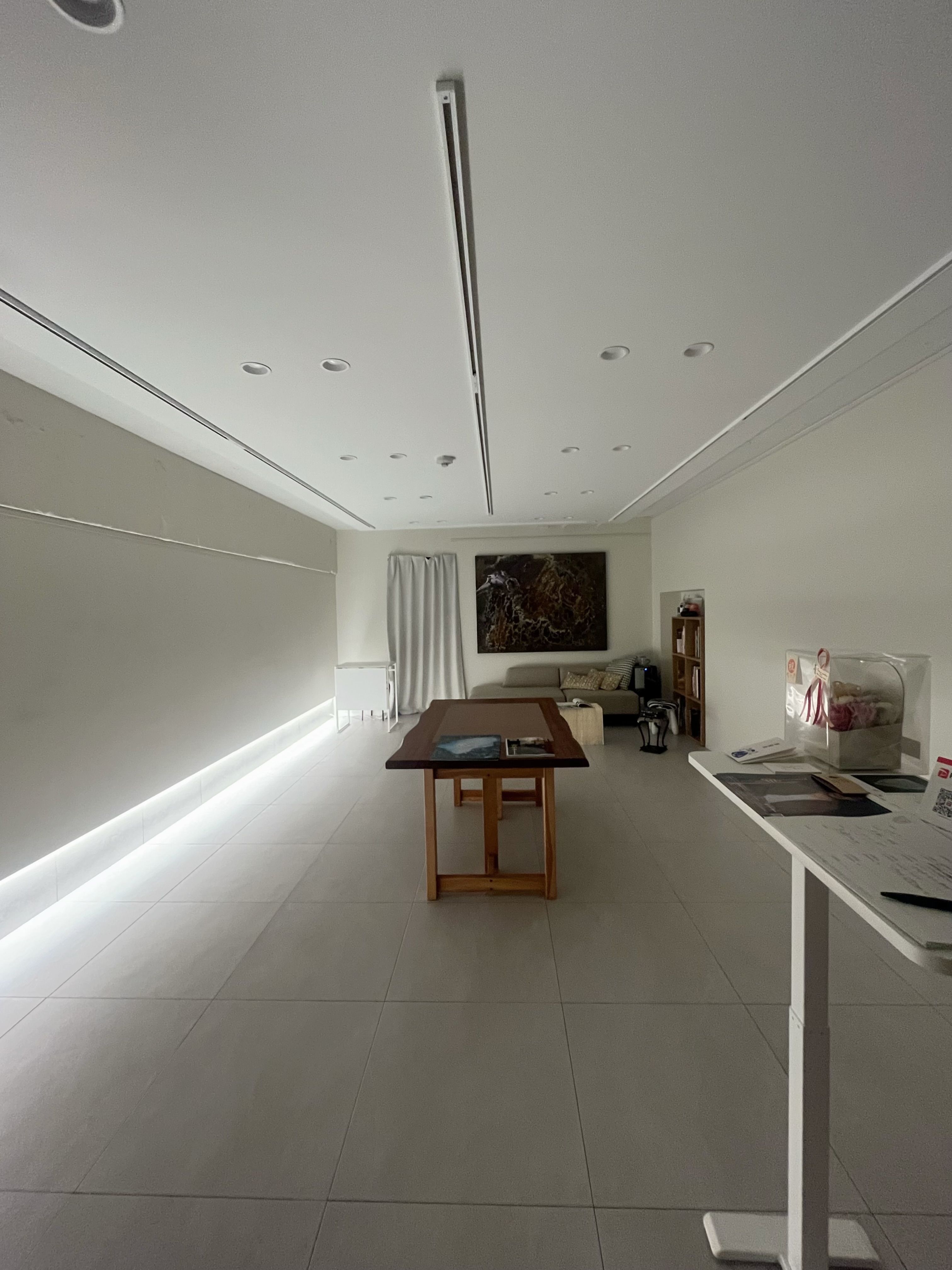 【芦屋駅6分】展示会やポップアップストアに最適！高級住宅街に佇む白を基調とした上質な路面角地のギャラリースペース