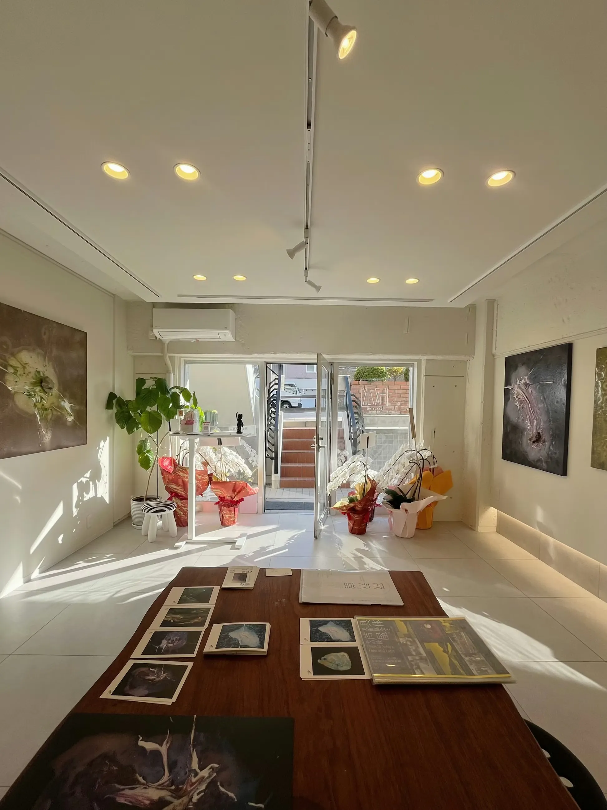 【芦屋駅6分】展示会やポップアップストアに最適！高級住宅街に佇む白を基調とした上質な路面角地のギャラリースペース