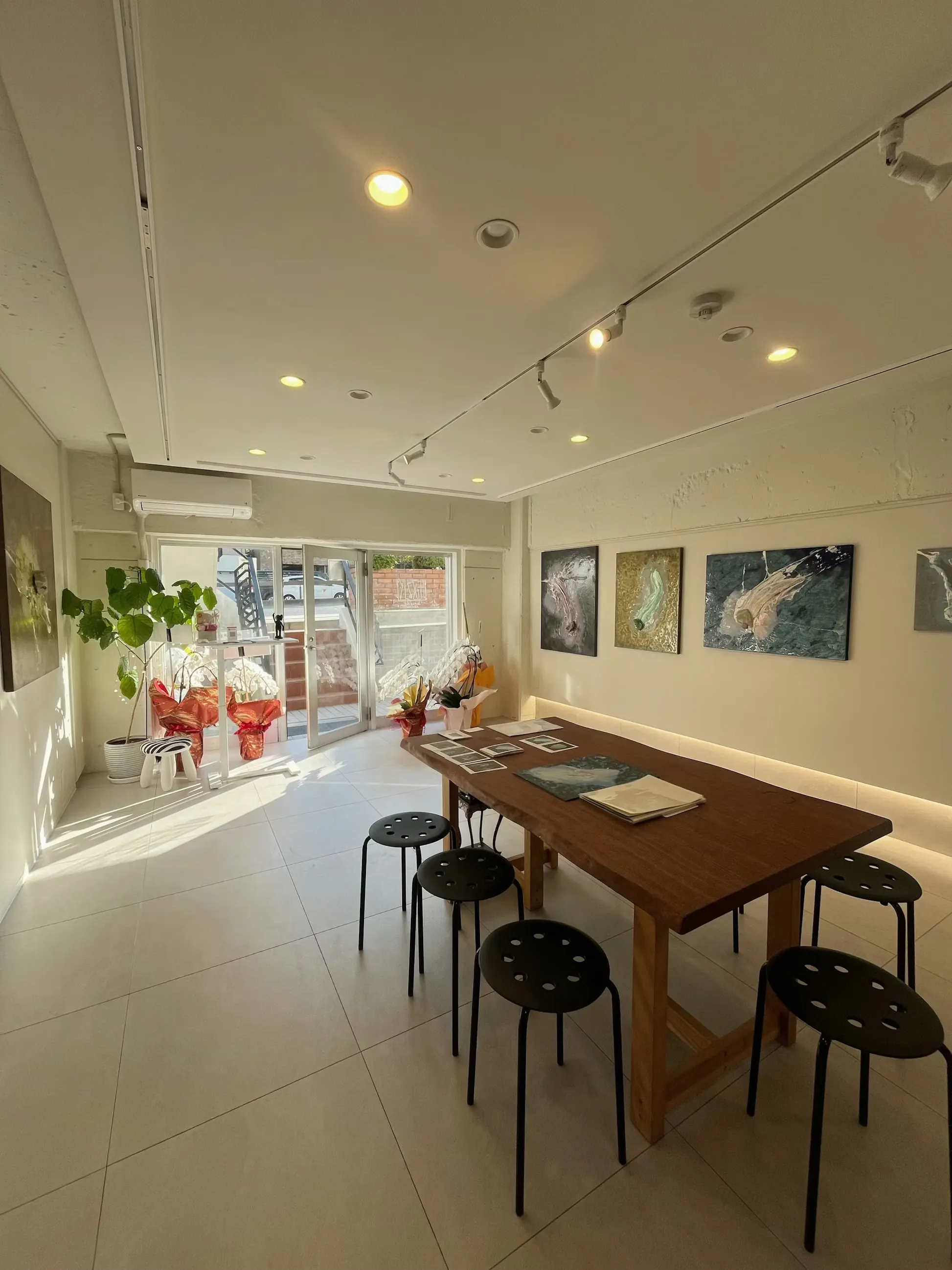 【芦屋駅6分】展示会やポップアップストアに最適！高級住宅街に佇む白を基調とした上質な路面角地のギャラリースペース