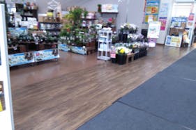 【サンデー盛岡本宮店】屋内フラワーショップ前 食物販やプロモーション等の出店に最適なホームセンター店内のイベントスペース