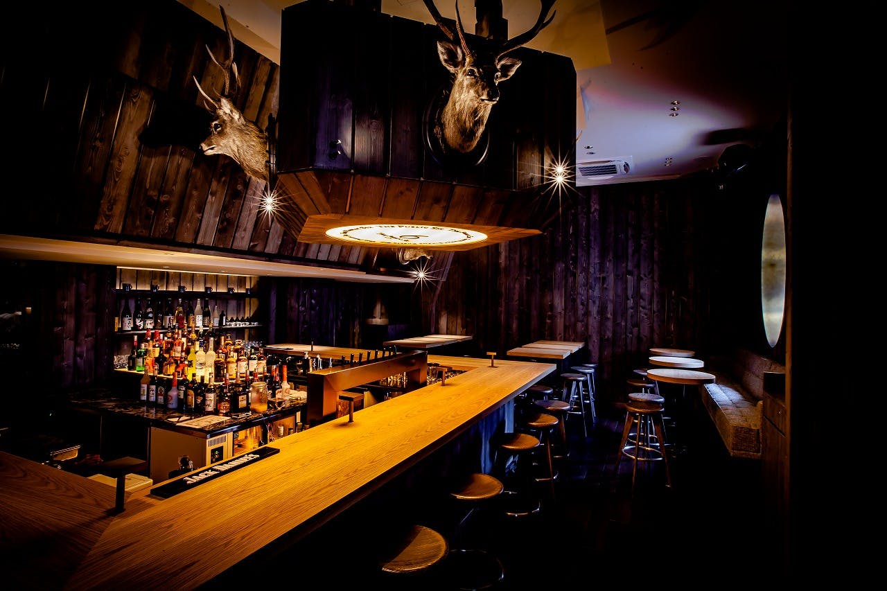 【六本木駅5分】撮影やロケに活用できる、六本木一等地のダイニングバーの撮影スペース