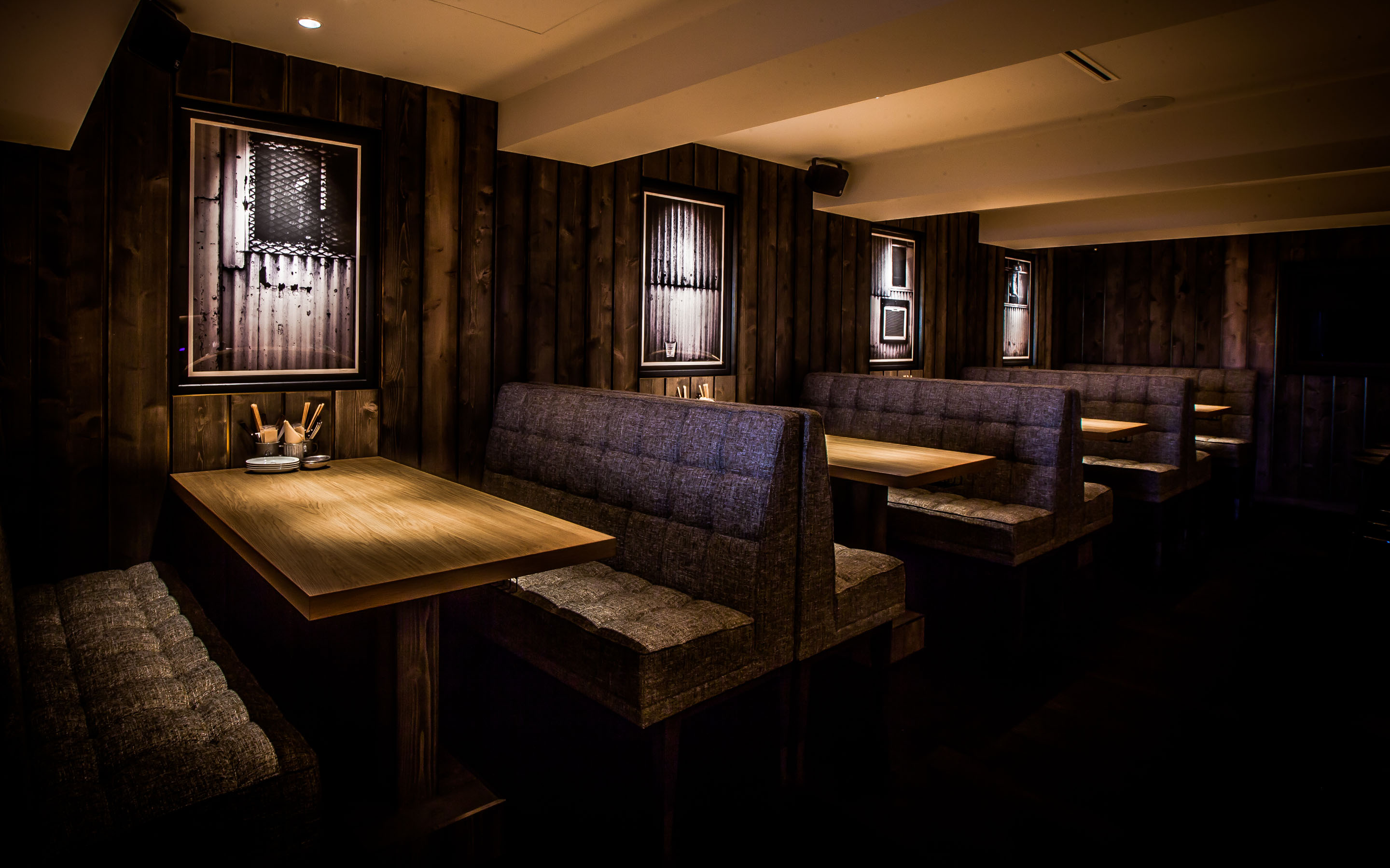 ウッド調のデザインが目を引く、オシャレな撮影スペースです