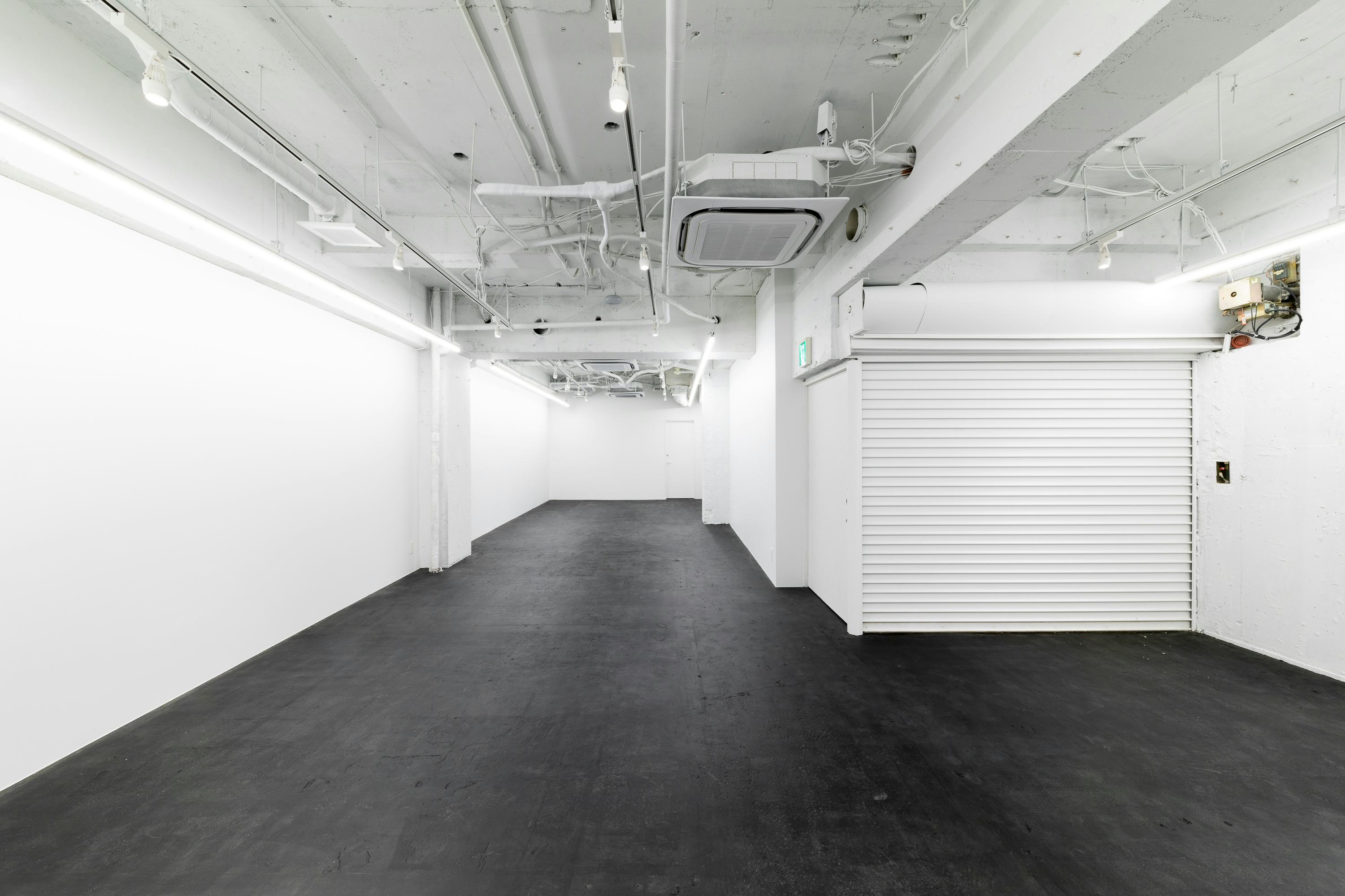 【六本木駅2分】アパレルやアートの展示会の会場に利用可能、白を基調としたギャラリー