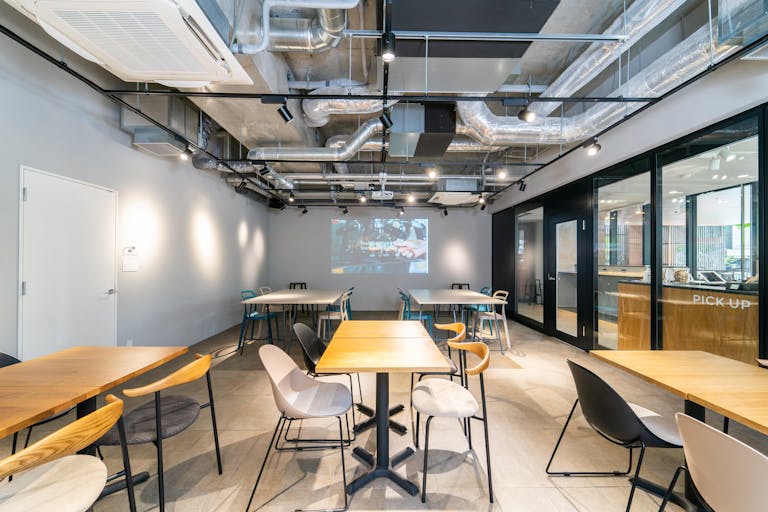 【中目黒駅徒歩4分】コンクリート・白壁の洗練された駒沢通りに面した路面のカフェ併設スペースの画像6