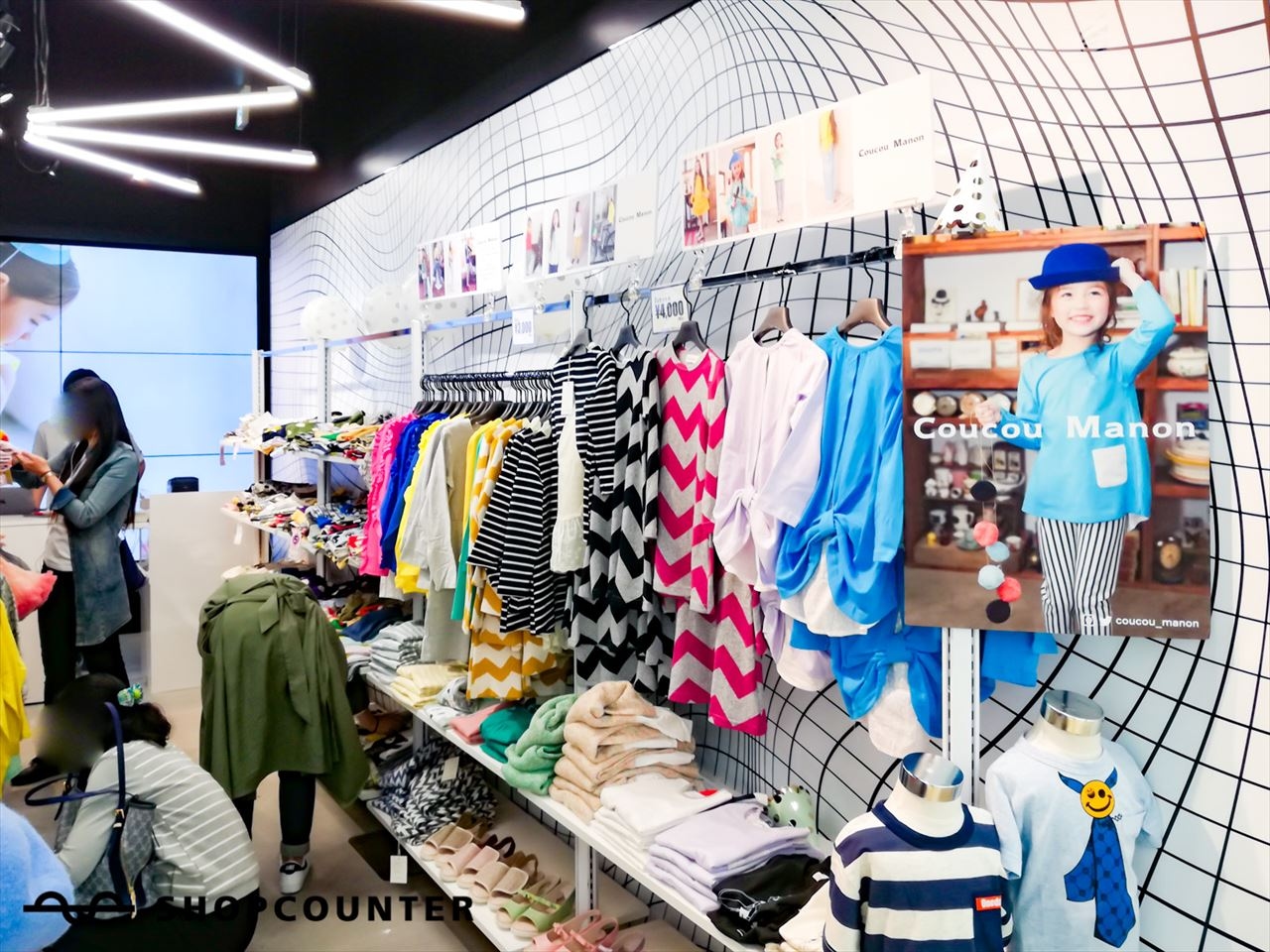 スペースに向かって右側の壁に、什器を設置することが可能です