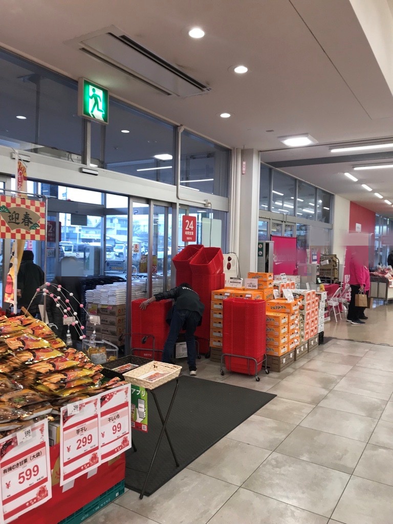 【西友　南長野店】店内入口横　プロモーション用途や物販、食物販のポップアップストアに最適なスーパー店内催事イベントスペース