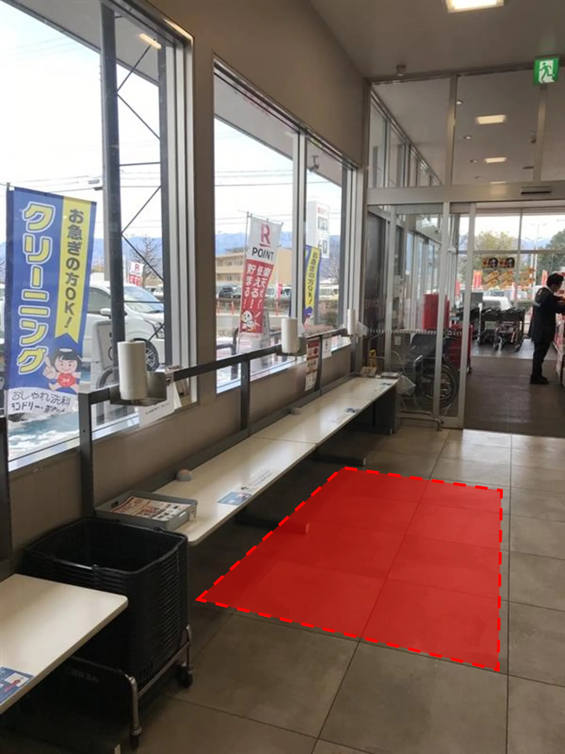 【西友　伊賀良店】サッカー台前　プロモーション用途や物販、食物販のポップアップストアに最適なスーパー店内催事イベントスペース