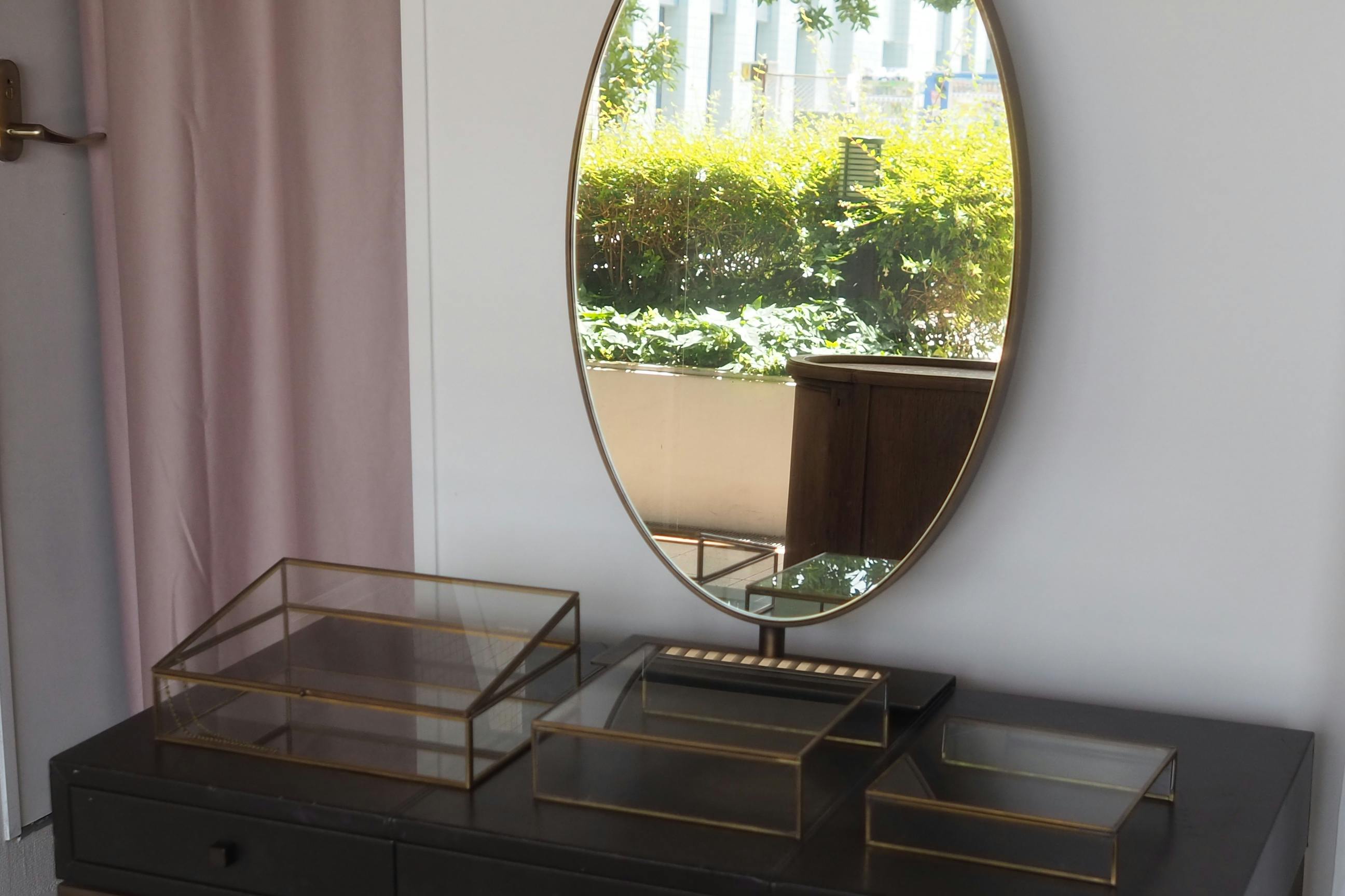 レザーと真鍮のドレッサー