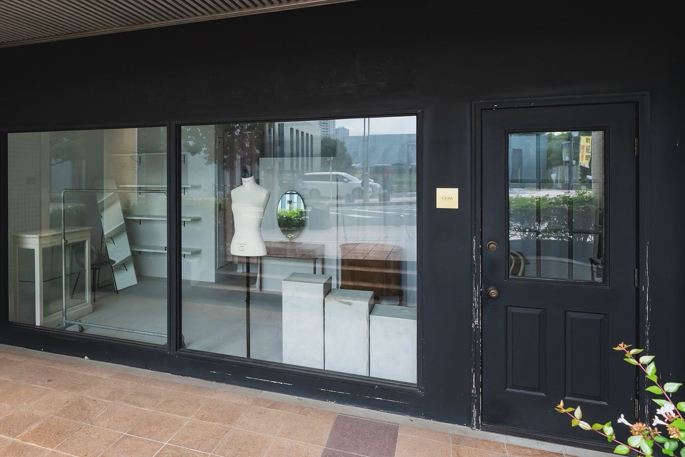 大きなガラス窓が目を引く1F路面店。パリのヴィンテージショップをイメージした、シックなブラックの外壁が特徴です。