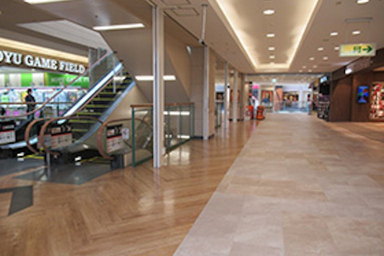 【イオンモール秋田】2F ドコモショップ・ソフトバンク前の画像1