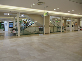 【イオンモール秋田】2F  ドコモショップ・ソフトバンク前