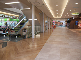 【イオンモール秋田】2F  ドコモショップ・ソフトバンク前