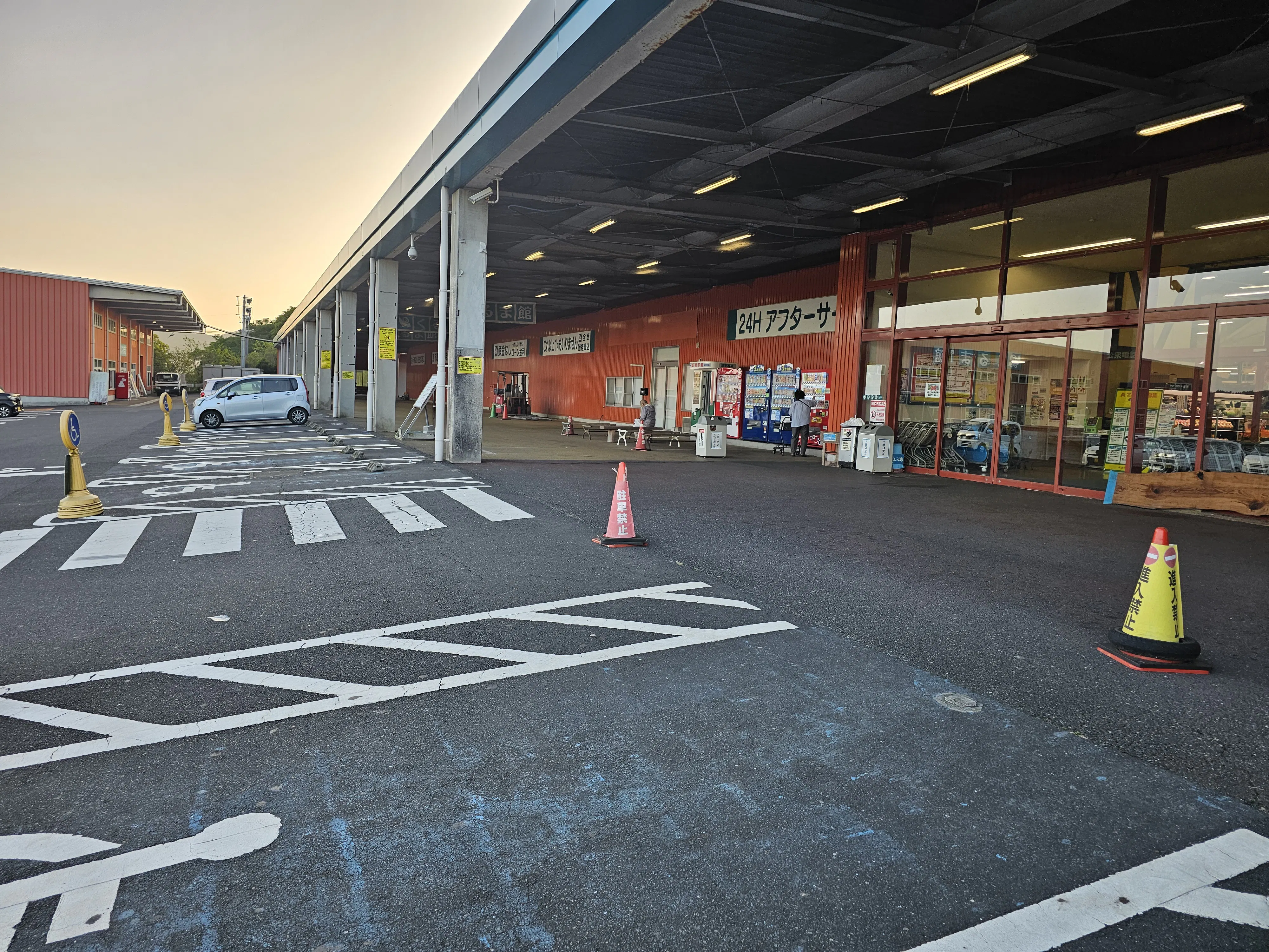 【AZマキオかわなべ店】販促プロモーションに最適な店舗入口前方のスペース