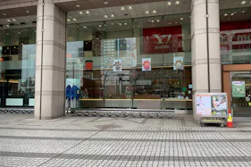 【錦糸町マルイ】1階 店頭 広告・ステージC【物販・食物販・PR】国道14号面した人通りの多い屋外スペース