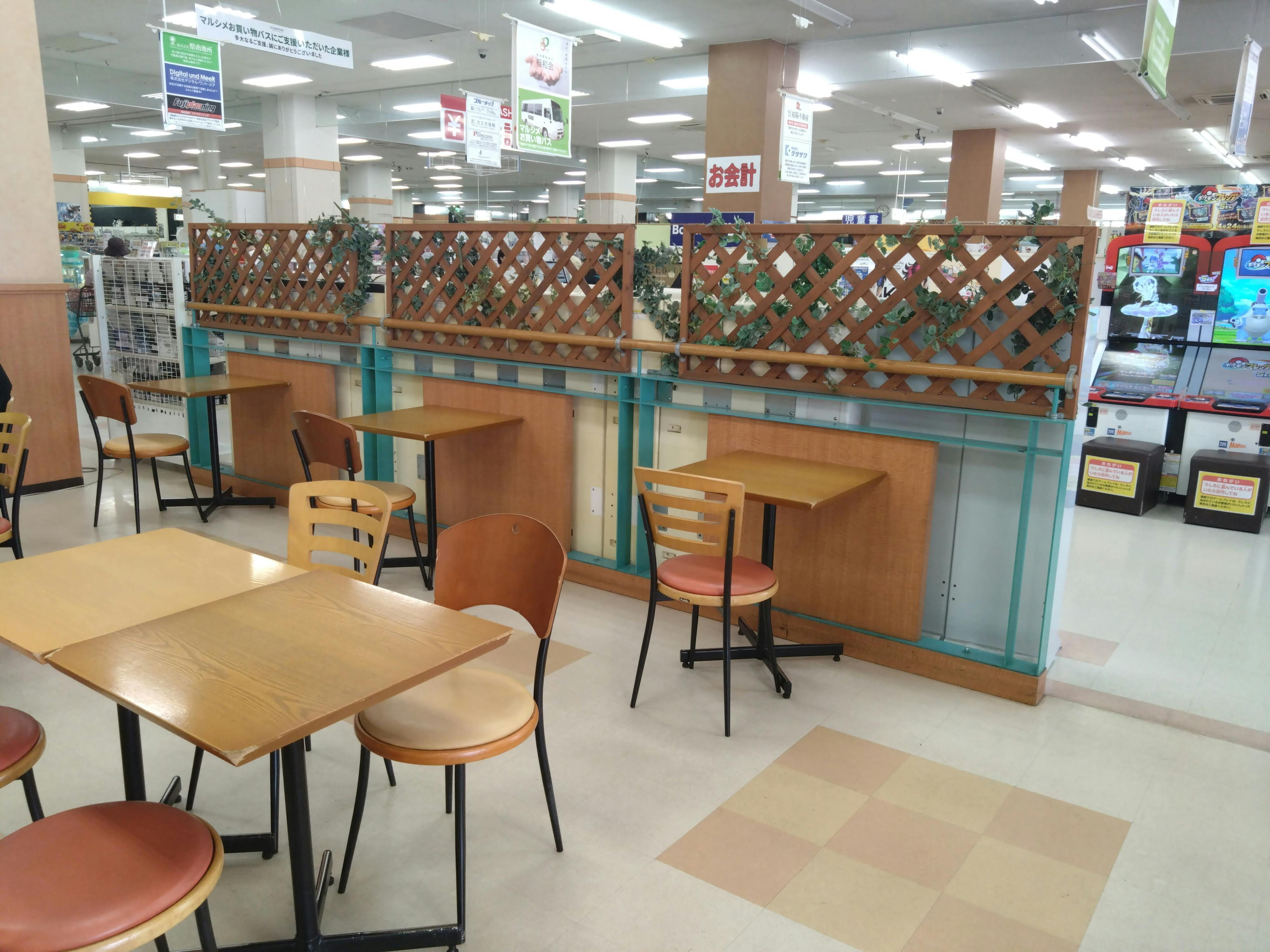 【スーパーモールラッキー】販促プロモーションや物販に最適な地域密着型の総合スーパー内にあるフードコート内のイベントスペースの画像