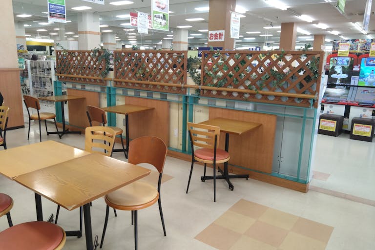 【スーパーモールラッキー】販促プロモーションや物販に最適な地域密着型の総合スーパー内にあるフードコート内のイベントスペースの画像1