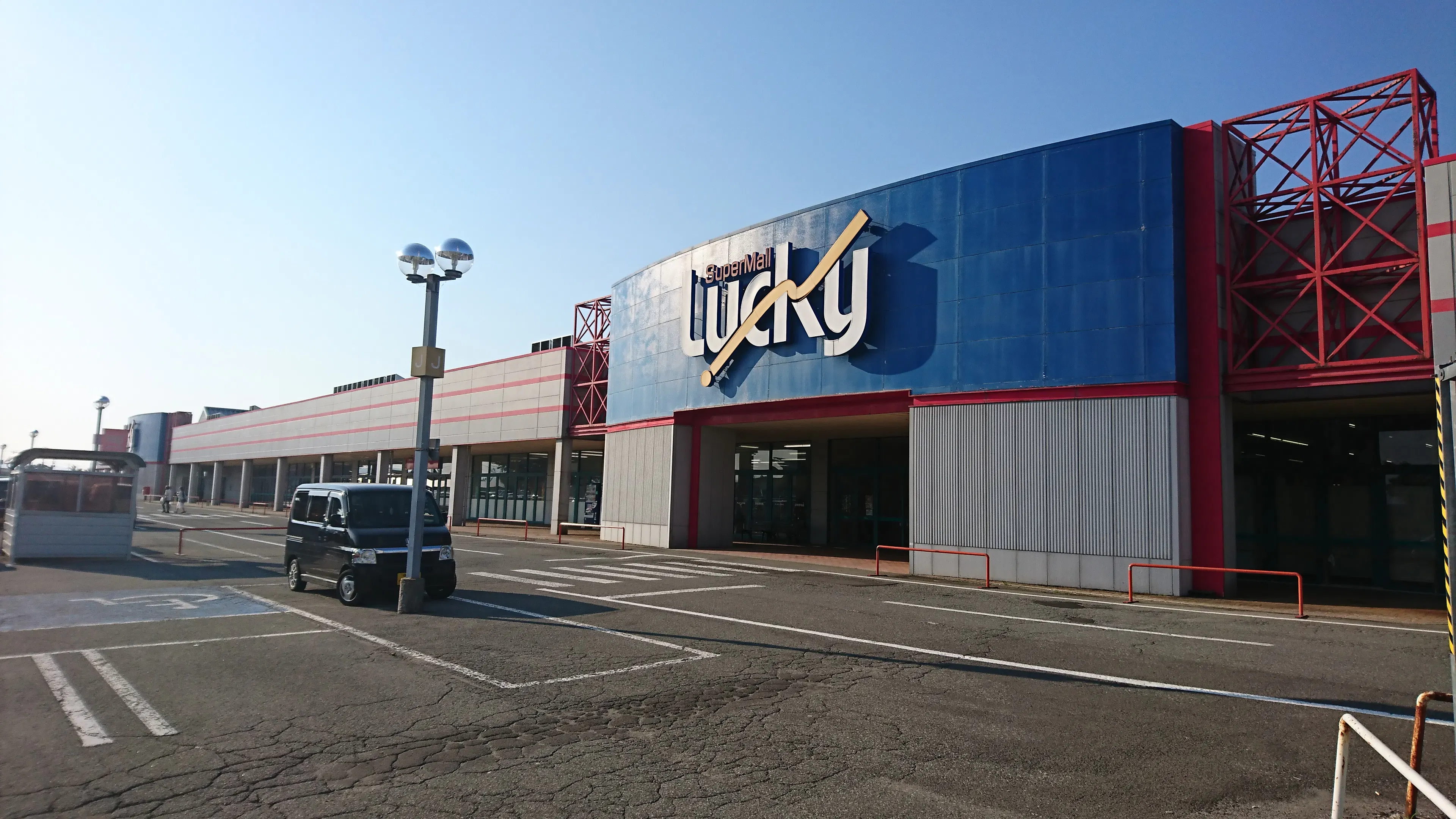 【スーパーモールラッキー】販促プロモーションや物販に最適な地域密着型の総合スーパー内にあるフードコート内のイベントスペース