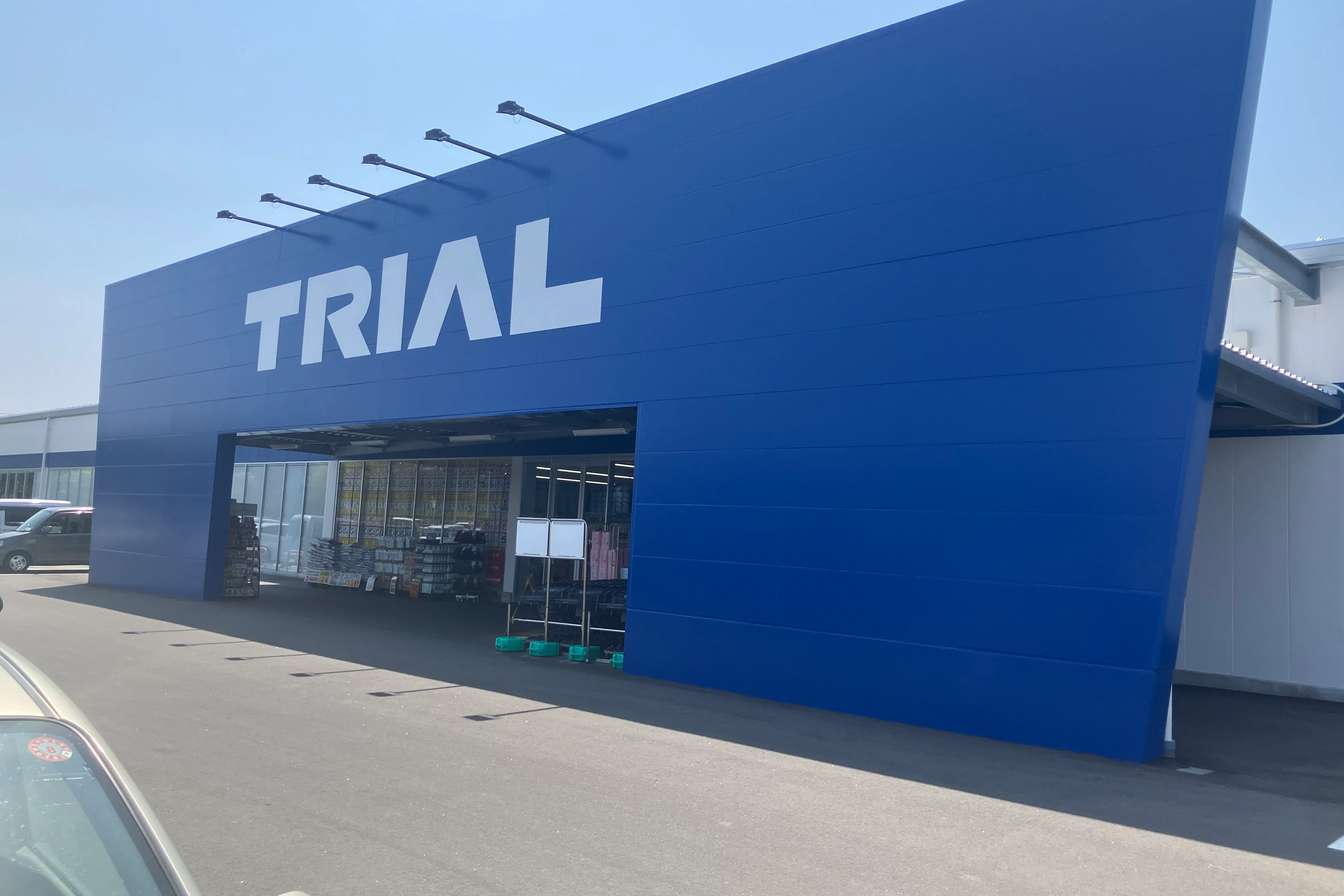【スーパーセンタートライアル利府店】店舗正面 ポーチ内(軒下)