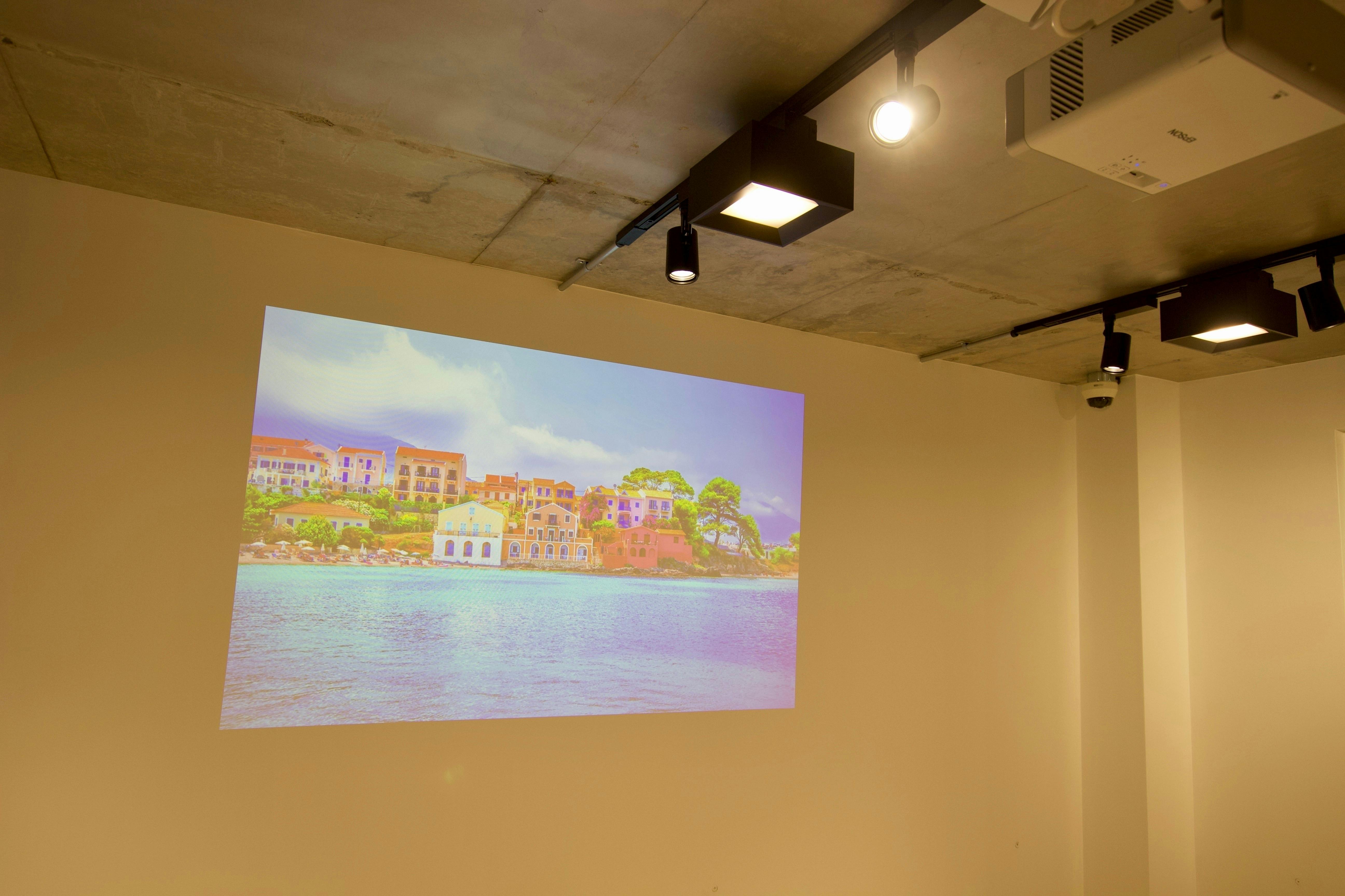 奥の部屋には天吊式のプロジェクターがあります。