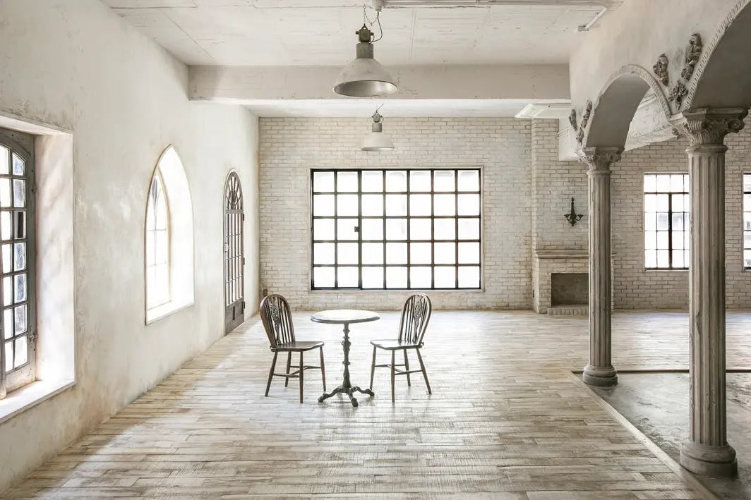 【銀座駅3分】展示会や受注販売会に最適な白を基調としたアンティーク家具が特徴的なレンタルスペース