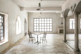 【銀座駅3分】展示会や受注販売会に最適な白を基調としたアンティーク家具が特徴的なレンタルスペース