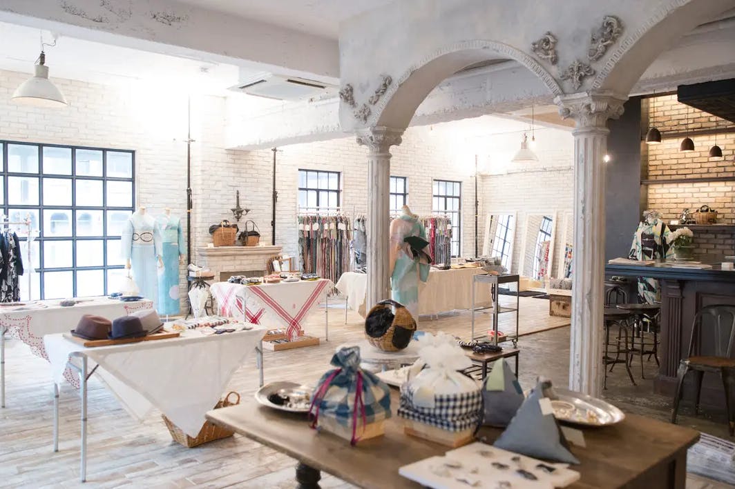 【銀座駅3分】展示会や受注販売会に最適な白を基調としたアンティーク家具が特徴的なレンタルスペース