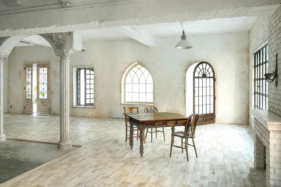 【銀座駅3分】展示会や受注販売会に最適な白を基調としたアンティーク家具が特徴的なレンタルスペース