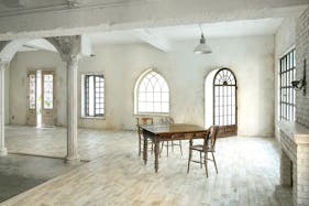 【銀座駅3分】展示会や受注販売会に最適な白を基調としたアンティーク家具が特徴的なレンタルスペース