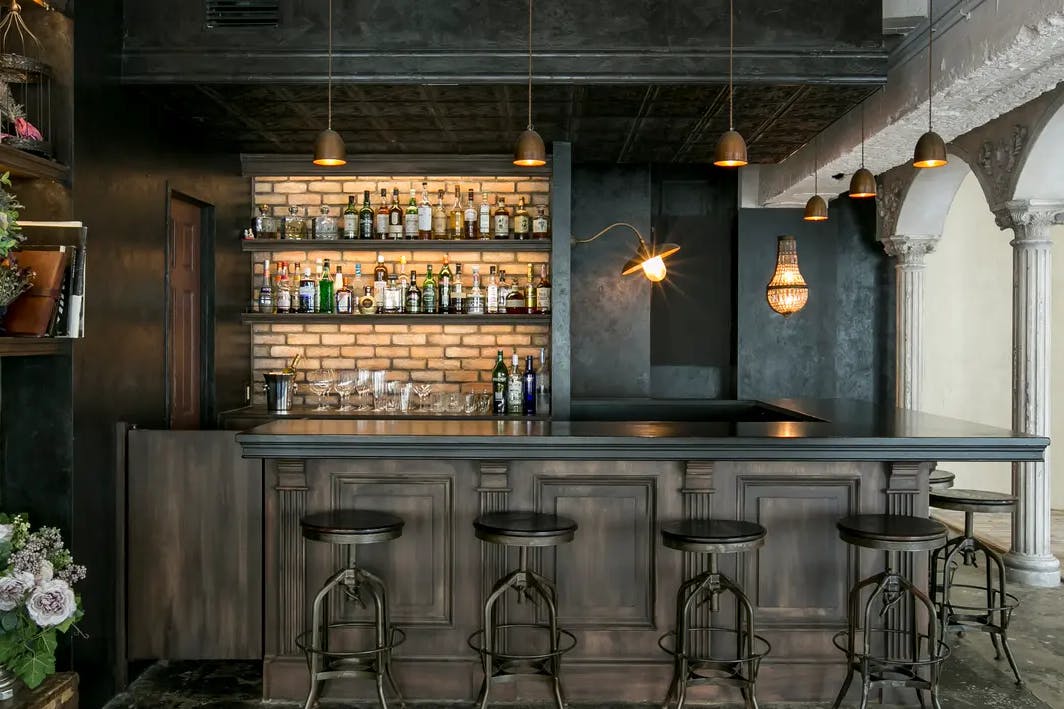 【銀座駅3分】展示会や受注販売会に最適な白を基調としたアンティーク家具が特徴的なレンタルスペース