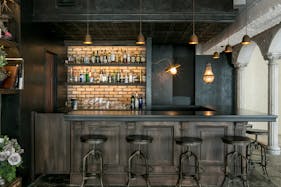 【銀座駅3分】展示会や受注販売会に最適な白を基調としたアンティーク家具が特徴的なレンタルスペース