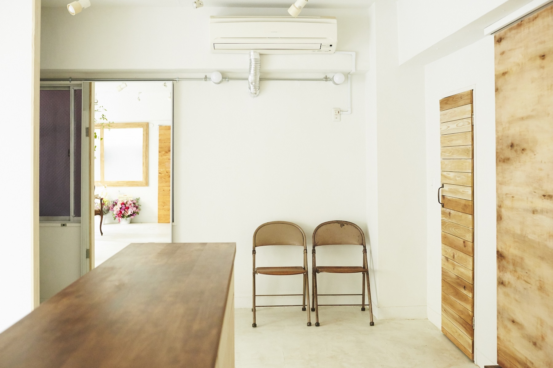 シンプルでどんなイメージにも合う椅子や机などを用意しております。