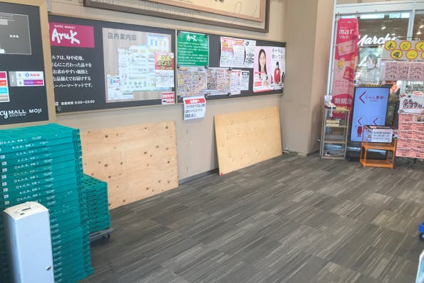 【アルク西門司店】プロモーションイベントに最適なスーパーの風除室スペース